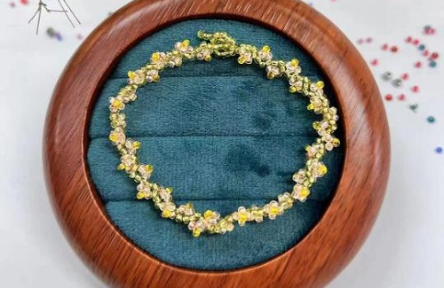 9月25日，在家就能賺錢(qián)的工作，兼職手工在家可做，輕資產(chǎn)創(chuàng)業(yè)的手工，做手工傳承官，在手工之家，堅(jiān)守和實(shí)事求是地創(chuàng)新，成就純手工事業(yè)，圖為串珠米珠繡手工材料剪影