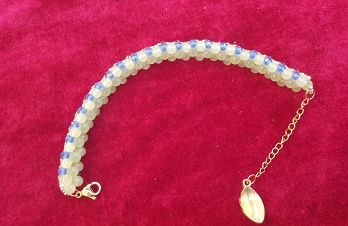 9月27日，拿回家做的手工活，在家掙錢的好副業(yè)創(chuàng)業(yè)，做手工傳承官，手工之家的手工事業(yè)給了大家多掙錢的機(jī)遇，圖為串珠米珠繡手工產(chǎn)品剪影