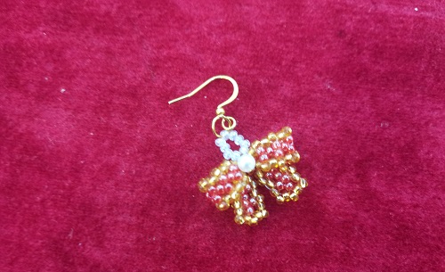 10月4日，在家就能掙錢的工作，兼職創(chuàng)業(yè)做手工傳承官，手工活外發(fā)加工正規(guī)的廠家，在手工之家，產(chǎn)品和服務(wù)是整個(gè)手工事業(yè)的重點(diǎn)，圖為串珠純手工產(chǎn)品剪影