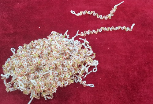 10月5日，在家就能做的兼職創(chuàng)業(yè)項目，輕資產創(chuàng)業(yè)做手工傳承官，拿回家做的手工可信可靠，在手工之家，男女都能做好這份純手工事業(yè)，圖為串珠米珠繡純手工產品剪影