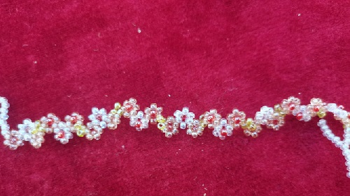 10月5日，在家就能做的兼職創(chuàng)業(yè)項目，輕資產創(chuàng)業(yè)做手工傳承官，拿回家做的手工可信可靠，在手工之家，男女都能做好這份純手工事業(yè)，圖為串珠米珠繡純手工產品剪影