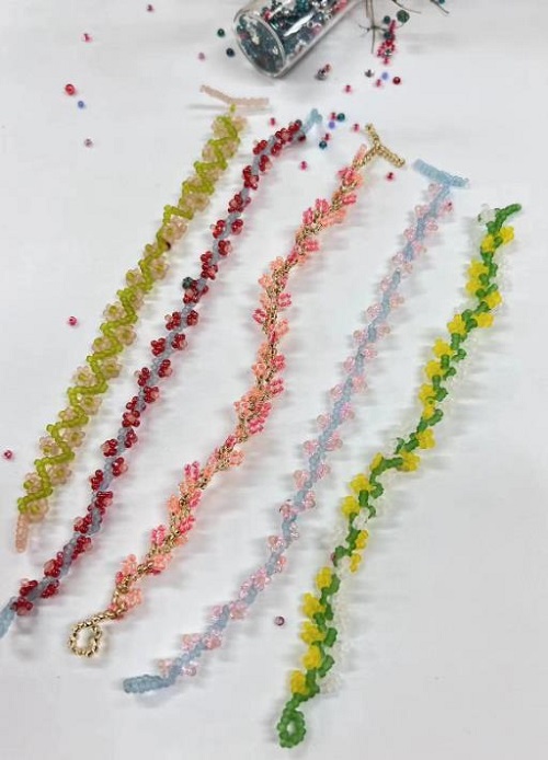 10月6日，手工兼職創(chuàng)業(yè)在家做是真的，微創(chuàng)業(yè)做手工傳承官，在家做的好手工，信任來自了解，手工之家與大家一起努力發(fā)展，圖為串珠米珠繡純手工產(chǎn)品剪影