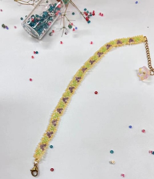 10月6日，手工兼職創(chuàng)業(yè)在家做是真的，微創(chuàng)業(yè)做手工傳承官，在家做的好手工，信任來自了解，手工之家與大家一起努力發(fā)展，圖為串珠米珠繡純手工產(chǎn)品剪影