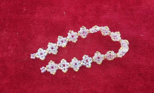 圖為串珠米珠繡純手工產(chǎn)品剪影 圖為串珠米珠繡純手工產(chǎn)品剪影