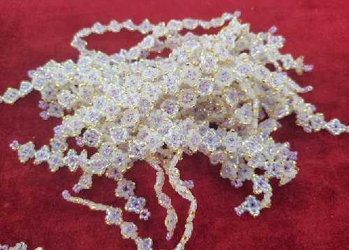 圖為串珠米珠繡純手工產(chǎn)品剪影 圖為串珠米珠繡純手工產(chǎn)品剪影