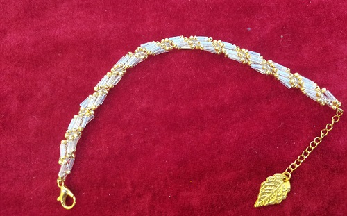 10月10日，在家能做的手工活兼職，正規(guī)可靠的手工副業(yè)創(chuàng)業(yè)項(xiàng)目，做手工傳承官，與手工之家合作，看好目標(biāo)去努力，做的更好，圖為串珠米珠繡純手工產(chǎn)品剪影