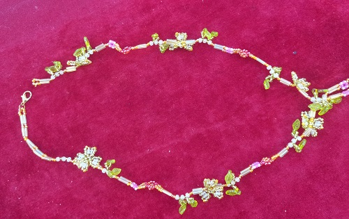 10月11日，手工活兼職可帶回家，拿回家的手工創(chuàng)業(yè)項目，做手工傳承官，在家做手工掙錢，在手工之家，多種手工業(yè)務(wù)可以一起做，圖為串珠米珠繡純手工產(chǎn)品剪影