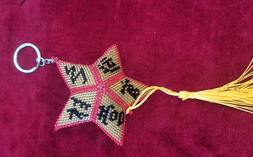 10月11日，手工活兼職可帶回家，拿回家的手工創(chuàng)業(yè)項目，做手工傳承官，在家做手工掙錢，在手工之家，多種手工業(yè)務(wù)可以一起做，圖為串珠米珠繡純手工產(chǎn)品剪影