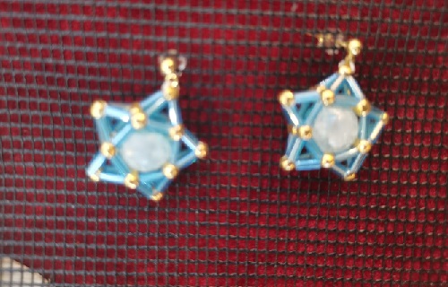 10月14日，手工兼職在家做是真的，靈活就業(yè)、小成本創(chuàng)業(yè)手工項目，做手工傳承官，在手工之家，大家平等共贏、相互成就，圖為串珠米珠繡純手工產(chǎn)品剪影