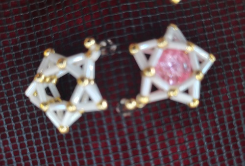 10月14日，手工兼職在家做是真的，靈活就業(yè)、小成本創(chuàng)業(yè)手工項目，做手工傳承官，在手工之家，大家平等共贏、相互成就，圖為串珠米珠繡純手工產(chǎn)品剪影