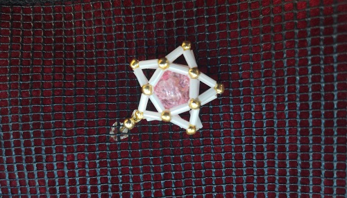 10月14日，手工兼職在家做是真的，靈活就業(yè)、小成本創(chuàng)業(yè)手工項目，做手工傳承官，在手工之家，大家平等共贏、相互成就，圖為串珠米珠繡純手工產(chǎn)品剪影