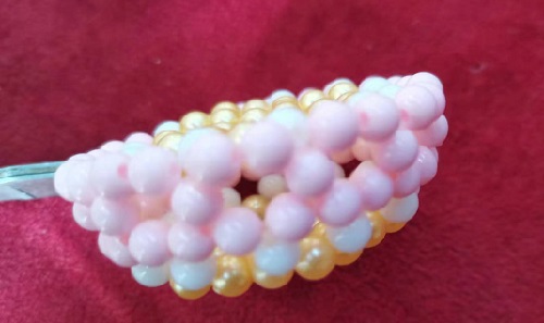 10月18日，附近有沒有兼職手工活,做手工傳承官，農(nóng)村手工加工副業(yè)靈活就業(yè)，手工之家合作方式多，都是做得多掙得多，圖為串珠米珠繡純手工產(chǎn)品剪影