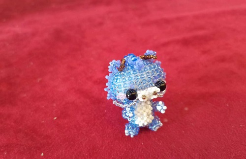 10月18日，附近有沒有兼職手工活,做手工傳承官，農(nóng)村手工加工副業(yè)靈活就業(yè)，手工之家合作方式多，都是做得多掙得多，圖為串珠米珠繡純手工產(chǎn)品剪影