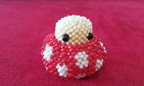 10月18日，附近有沒有兼職手工活,做手工傳承官，農(nóng)村手工加工副業(yè)靈活就業(yè)，手工之家合作方式多，都是做得多掙得多，圖為串珠米珠繡純手工產(chǎn)品剪影