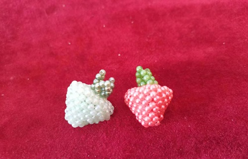 10月21日，在家里就能賺錢的工作，居家手工創(chuàng)業(yè)做手工傳承官，拿回家做的手工，手工之家讓純手工產(chǎn)品更有市場，圖為串珠米珠繡純手工產(chǎn)品剪影