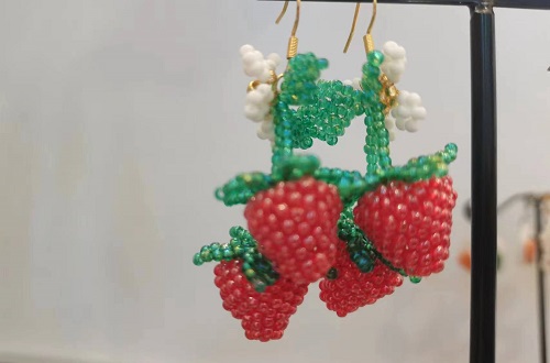10月21日，在家里就能賺錢的工作，居家手工創(chuàng)業(yè)做手工傳承官，拿回家做的手工，手工之家讓純手工產(chǎn)品更有市場，圖為串珠米珠繡純手工產(chǎn)品剪影