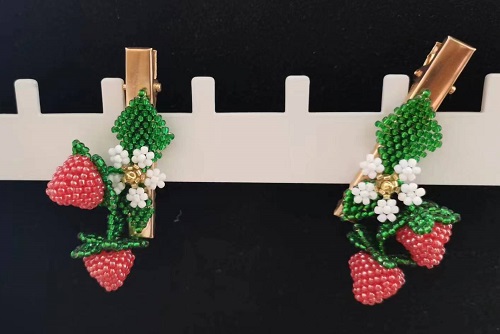 10月21日，在家里就能賺錢的工作，居家手工創(chuàng)業(yè)做手工傳承官，拿回家做的手工，手工之家讓純手工產(chǎn)品更有市場，圖為串珠米珠繡純手工產(chǎn)品剪影