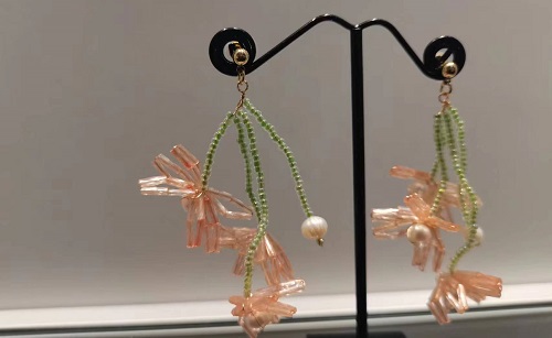 10月23日，在家做的手工小成本創(chuàng)業(yè)項目，手工兼職創(chuàng)業(yè)的正規(guī)網(wǎng)站，開飾品加工廠，做手工傳承官，在手工之家，重視與每一位人員的合作，圖為串珠米珠繡純手工產(chǎn)品剪影