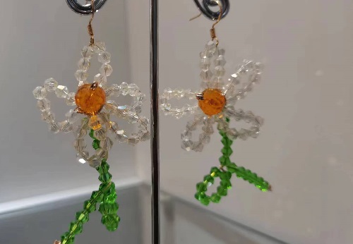 10月23日，在家做的手工小成本創(chuàng)業(yè)項目，手工兼職創(chuàng)業(yè)的正規(guī)網(wǎng)站，開飾品加工廠，做手工傳承官，在手工之家，重視與每一位人員的合作，圖為串珠米珠繡純手工產(chǎn)品剪影