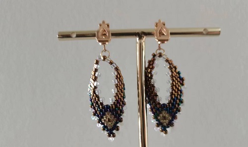 10月23日，在家做的手工小成本創(chuàng)業(yè)項目，手工兼職創(chuàng)業(yè)的正規(guī)網(wǎng)站，開飾品加工廠，做手工傳承官，在手工之家，重視與每一位人員的合作，圖為串珠米珠繡純手工產(chǎn)品剪影