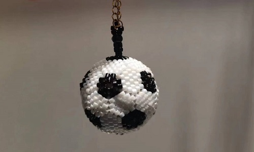 10月25日，在家怎么接手工活掙錢(qián)，在家做兼職的正規(guī)平臺(tái)，微創(chuàng)業(yè)做手工傳承官，在手工之家，立足市場(chǎng)來(lái)創(chuàng)新讓純手工事業(yè)發(fā)展更好，圖為串珠米珠繡純手工產(chǎn)品剪影