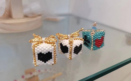 10月25日，在家怎么接手工活掙錢(qián)，在家做兼職的正規(guī)平臺(tái)，微創(chuàng)業(yè)做手工傳承官，在手工之家，立足市場(chǎng)來(lái)創(chuàng)新讓純手工事業(yè)發(fā)展更好，圖為串珠米珠繡純手工產(chǎn)品剪影