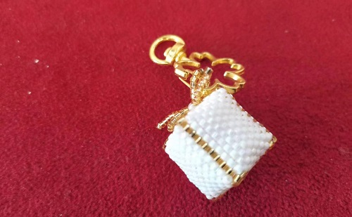 10月25日，在家怎么接手工活掙錢(qián)，在家做兼職的正規(guī)平臺(tái)，微創(chuàng)業(yè)做手工傳承官，在手工之家，立足市場(chǎng)來(lái)創(chuàng)新讓純手工事業(yè)發(fā)展更好，圖為串珠米珠繡純手工產(chǎn)品剪影