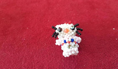 10月26日，手工活拿回家做在哪里找，外發(fā)加工接單平臺(tái)，在家開手工加工廠，微創(chuàng)業(yè)做手工傳承官，在手工之家，根據(jù)自己的情況選擇合適的合作，圖為串珠米珠繡純手工產(chǎn)品剪影