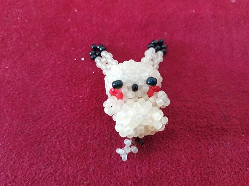 10月26日，手工活拿回家做在哪里找，外發(fā)加工接單平臺(tái)，在家開手工加工廠，微創(chuàng)業(yè)做手工傳承官，在手工之家，根據(jù)自己的情況選擇合適的合作，圖為串珠米珠繡純手工產(chǎn)品剪影