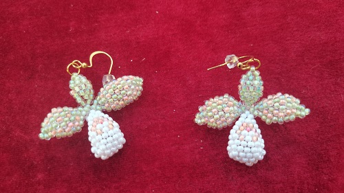 10月27日，兼職手工活可以帶回家做，在家里開手工加工廠掙錢，輕資產(chǎn)創(chuàng)業(yè)做手工傳承官，在手工之家，大家有錢掙、有保障，圖為串珠米珠繡純手工產(chǎn)品剪影