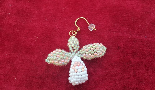 10月27日，兼職手工活可以帶回家做，在家里開手工加工廠掙錢，輕資產(chǎn)創(chuàng)業(yè)做手工傳承官，在手工之家，大家有錢掙、有保障，圖為串珠米珠繡純手工產(chǎn)品剪影