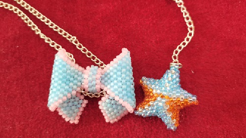 10月29日，在家做的手工活正規(guī)平臺，在家可以做的兼職工作，居家開飾品加工廠，微創(chuàng)業(yè)做手工傳承官，與手工之家合作，平等共贏，相互成就，圖為串珠米珠繡手工產(chǎn)品剪影