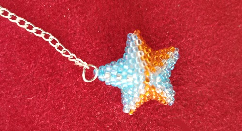 10月29日，在家做的手工活正規(guī)平臺，在家可以做的兼職工作，居家開飾品加工廠，微創(chuàng)業(yè)做手工傳承官，與手工之家合作，平等共贏，相互成就，圖為串珠米珠繡手工產(chǎn)品剪影