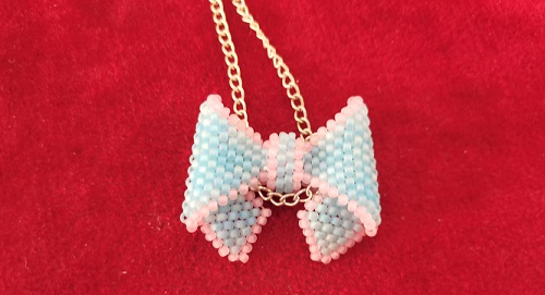 10月29日，在家做的手工活正規(guī)平臺，在家可以做的兼職工作，居家開飾品加工廠，微創(chuàng)業(yè)做手工傳承官，與手工之家合作，平等共贏，相互成就，圖為串珠米珠繡手工產(chǎn)品剪影