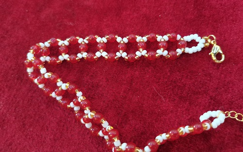 10月30日，靠譜手工兼職平臺，在家兼職創(chuàng)業(yè)的正規(guī)手工，微創(chuàng)業(yè)做手工傳承官，與手工之家合作，利用好時間就是在努力，圖為串珠米珠繡純手工產(chǎn)品剪影