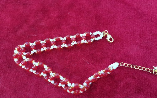 10月30日，靠譜手工兼職平臺，在家兼職創(chuàng)業(yè)的正規(guī)手工，微創(chuàng)業(yè)做手工傳承官，與手工之家合作，利用好時間就是在努力，圖為串珠米珠繡純手工產(chǎn)品剪影