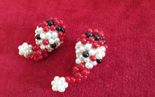 10月31日，在家能做的兼職，正規(guī)掙錢的副業(yè)創(chuàng)業(yè)項目，輕資產(chǎn)創(chuàng)業(yè)做手工傳承官，在手工之家，收入好因為大家都在辛勤付出，圖為串珠米珠繡純手工產(chǎn)品剪影