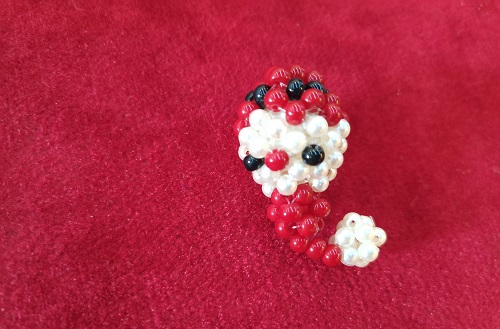 10月31日，在家能做的兼職，正規(guī)掙錢的副業(yè)創(chuàng)業(yè)項目，輕資產(chǎn)創(chuàng)業(yè)做手工傳承官，在手工之家，收入好因為大家都在辛勤付出，圖為串珠米珠繡純手工產(chǎn)品剪影