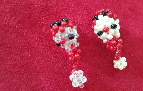 10月31日，在家能做的兼職，正規(guī)掙錢的副業(yè)創(chuàng)業(yè)項目，輕資產(chǎn)創(chuàng)業(yè)做手工傳承官，在手工之家，收入好因為大家都在辛勤付出，圖為串珠米珠繡純手工產(chǎn)品剪影