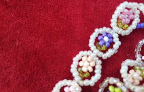 11月1日，外發(fā)手工活正規(guī)平臺，兼職手工在家可做，小成本創(chuàng)業(yè)做手工傳承官，與手工之家合作長久穩(wěn)定、融洽，圖為串珠米珠繡純手工產(chǎn)品剪影