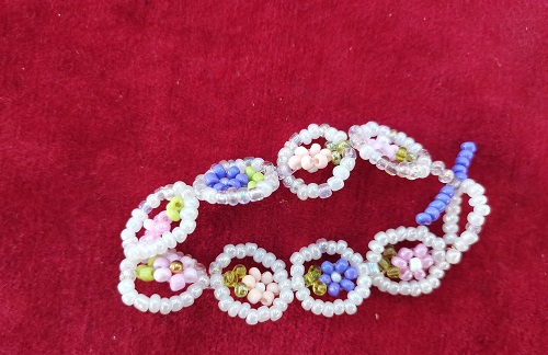 11月1日，外發(fā)手工活正規(guī)平臺，兼職手工在家可做，小成本創(chuàng)業(yè)做手工傳承官，與手工之家合作長久穩(wěn)定、融洽，圖為串珠米珠繡純手工產(chǎn)品剪影