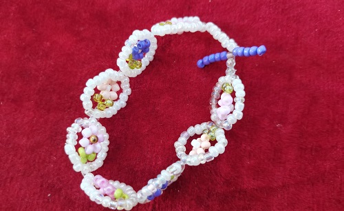 11月1日，外發(fā)手工活正規(guī)平臺，兼職手工在家可做，小成本創(chuàng)業(yè)做手工傳承官，與手工之家合作長久穩(wěn)定、融洽，圖為串珠米珠繡純手工產(chǎn)品剪影