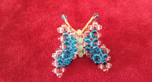 11月3日，兼職手工活可以帶回家做的，居家靈活就業(yè)副業(yè)創(chuàng)業(yè)，低成本創(chuàng)業(yè)做手工傳承官，在手工之家，創(chuàng)新讓合作人員收入更好，圖為串珠米珠繡純手工產(chǎn)品剪影