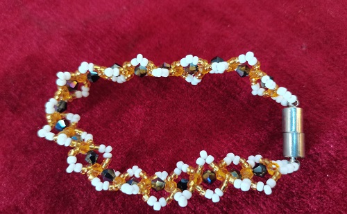 11月4日，在家兼職手工創(chuàng)業(yè)，靈活自由副業(yè)創(chuàng)業(yè)，輕資產(chǎn)創(chuàng)業(yè)做手工傳承官，做好服務(wù)是手工之家與合作人員良好合作的基礎(chǔ)，圖為串珠米珠繡純手工產(chǎn)品剪影