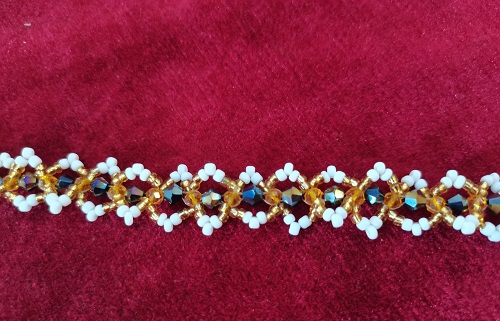 11月4日，在家兼職手工創(chuàng)業(yè)，靈活自由副業(yè)創(chuàng)業(yè)，輕資產(chǎn)創(chuàng)業(yè)做手工傳承官，做好服務(wù)是手工之家與合作人員良好合作的基礎(chǔ)，圖為串珠米珠繡純手工產(chǎn)品剪影