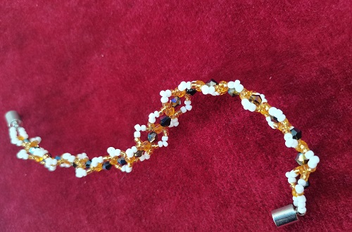 11月4日，在家兼職手工創(chuàng)業(yè)，靈活自由副業(yè)創(chuàng)業(yè)，輕資產(chǎn)創(chuàng)業(yè)做手工傳承官，做好服務(wù)是手工之家與合作人員良好合作的基礎(chǔ)，圖為串珠米珠繡純手工產(chǎn)品剪影