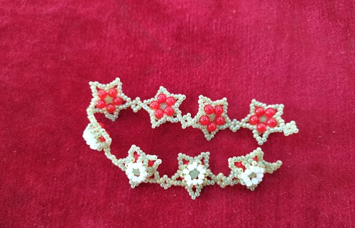 11月5日，附近有沒有兼職手工活，在家做的手工創(chuàng)業(yè)項目，微創(chuàng)業(yè)開手工加工廠，做手工傳承官，在手工之家，平臺可靠、產(chǎn)品精美、服務貼心，圖為串珠米珠繡純手工產(chǎn)品剪影