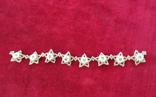 11月5日，附近有沒有兼職手工活，在家做的手工創(chuàng)業(yè)項目，微創(chuàng)業(yè)開手工加工廠，做手工傳承官，在手工之家，平臺可靠、產(chǎn)品精美、服務貼心，圖為串珠米珠繡純手工產(chǎn)品剪影