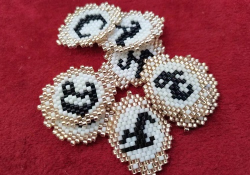 11月9日，在家兼職手工活，帶回家做的手工創(chuàng)業(yè)項目，微創(chuàng)業(yè)做手工傳承官，手工之家的純手工事業(yè)滿足大家對在家掙錢的要求，圖為串珠米珠繡純手工產(chǎn)品剪影