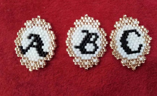 11月9日，在家兼職手工活，帶回家做的手工創(chuàng)業(yè)項目，微創(chuàng)業(yè)做手工傳承官，手工之家的純手工事業(yè)滿足大家對在家掙錢的要求，圖為串珠米珠繡純手工產(chǎn)品剪影